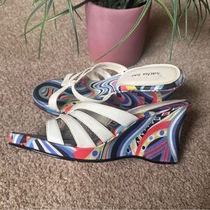 American Vintage White Strappy Wedge Sandals with Multicolor Patterned Platform